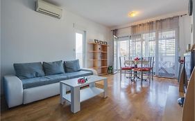 Lovely Apartment In Umag With Kitchen