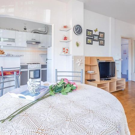Lovely Apartment In Umag With Kitchen Exteriér fotografie