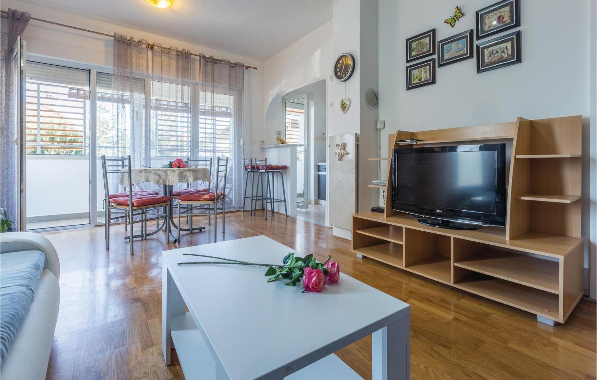 Lovely Apartment In Umag With Kitchen Exteriér fotografie