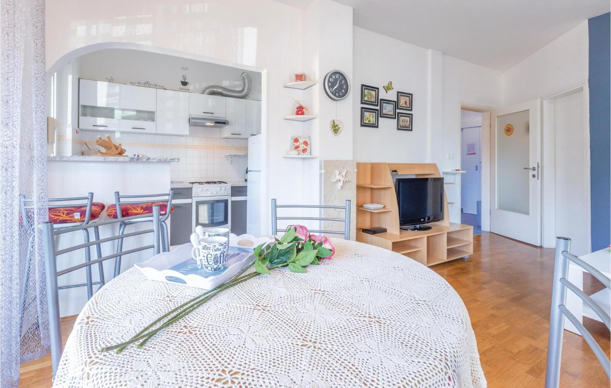 Lovely Apartment In Umag With Kitchen Exteriér fotografie
