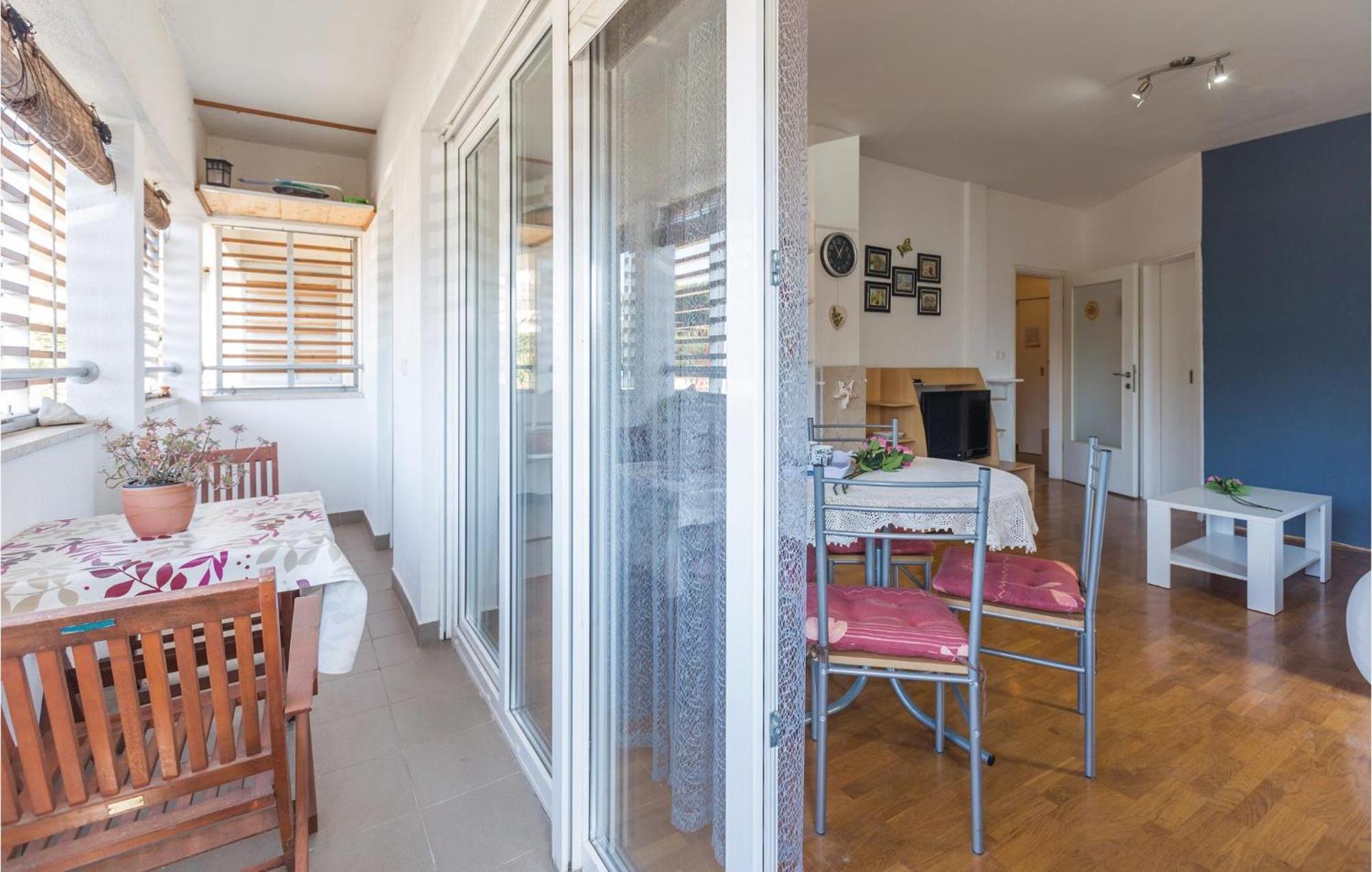 Lovely Apartment In Umag With Kitchen Exteriér fotografie