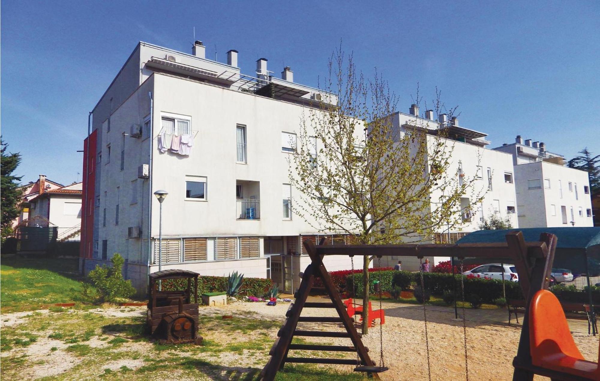 Lovely Apartment In Umag With Kitchen Exteriér fotografie